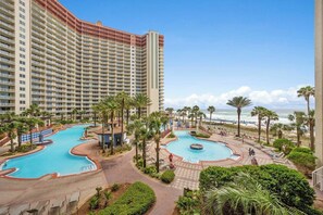 Una piscina techada, una piscina climatizada