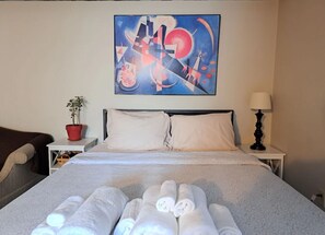 Tabla de planchar con plancha, wifi, ropa de cama