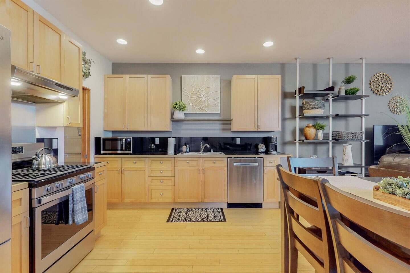 Jääkaappi, mikroaaltouuni, uuni, liesi