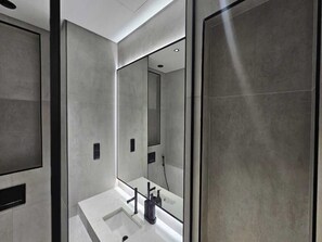 ヘアドライヤー、タオル、石鹸、トイレットペーパー