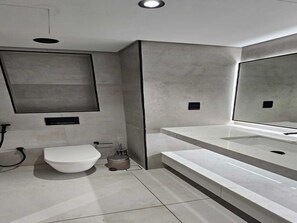 吹风机、毛巾、肥皂、卫生纸