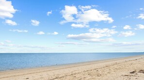 En la playa, camastros y toallas de playa