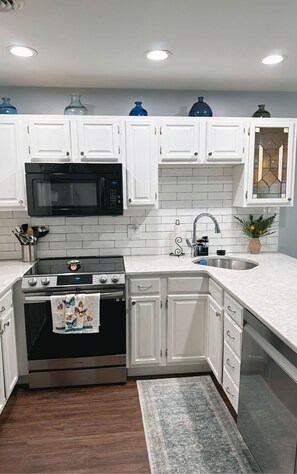 Refrigerador, microondas, horno, placa de cocina