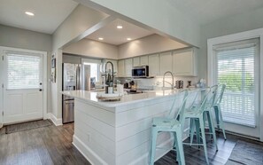 Jääkaappi, mikroaaltouuni, uuni, liesi