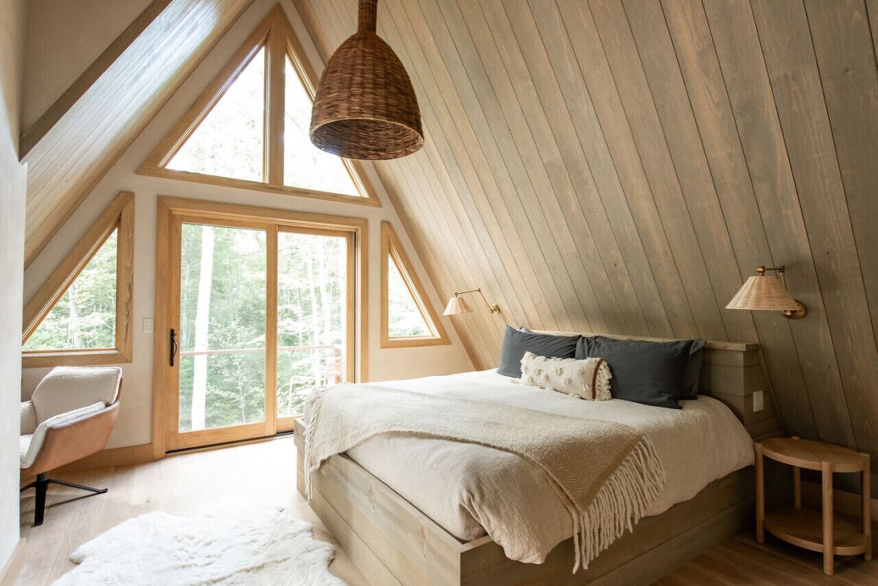 Desk, WiFi, bed sheets