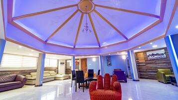 HabitaciĂłn doble superior | Servicio a la habitaciĂłn