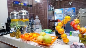 Ein Frühstücksbuffet mit einer Auswahl an Früchten und Getränken.
