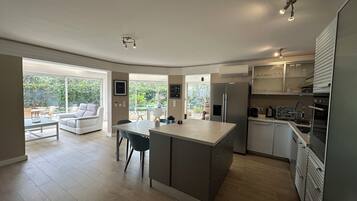 Geladeira, micro-ondas, fogão, cooktop