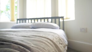 واي فاي مجانًا وملاءات أسرّة