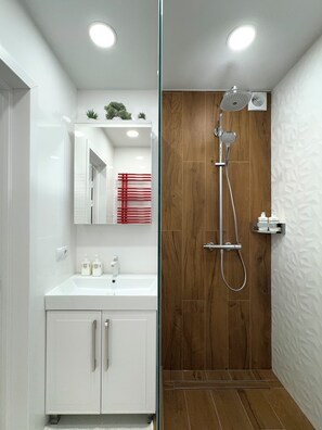 Een douche, een haardroger, handdoeken, zeep