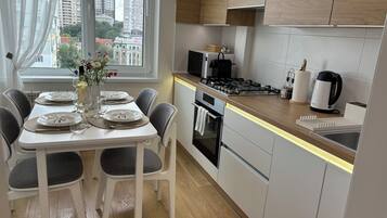 Kühlschrank, Mikrowelle, Ofen, Herdplatte