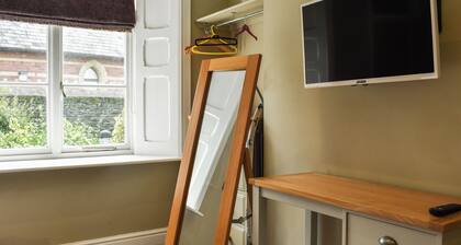 Great ground floor apartment in the heart of Aberystwyth with shared hot tub.