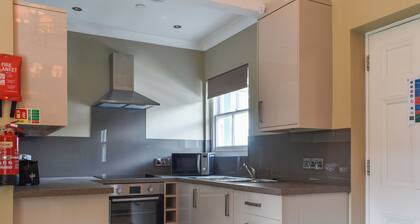 Great ground floor apartment in the heart of Aberystwyth with shared hot tub.