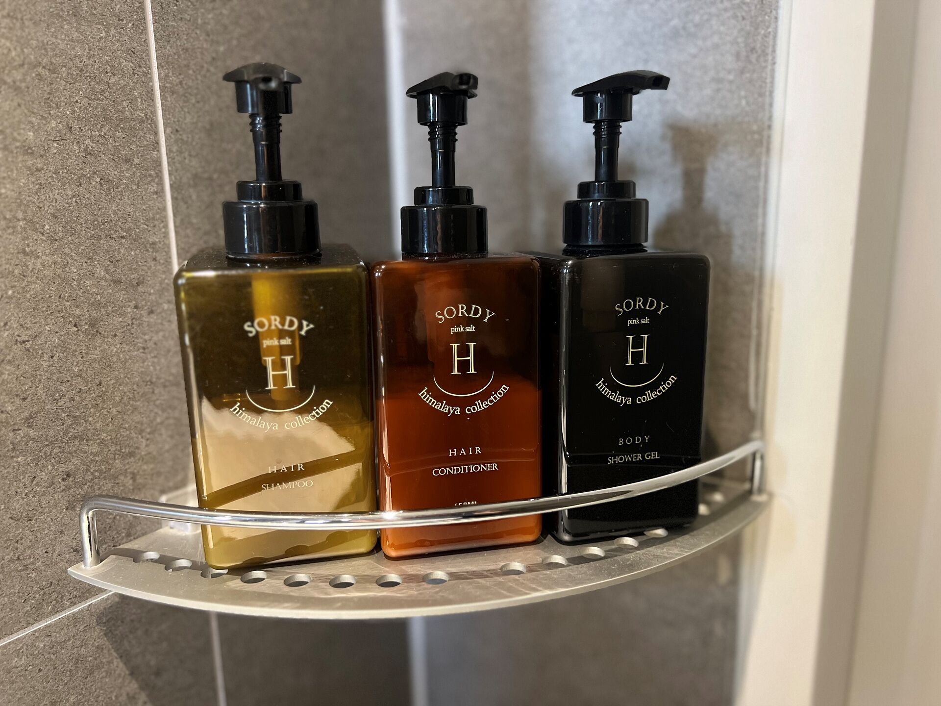 Douche, douche à « effet pluie », articles de toilette de luxe
