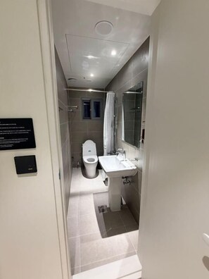 Shower, rainfall showerhead, designer toiletries, hair dryer - Hotel Regen (Seoul)