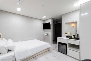 Premium bedding, free minibar items, laptop workspace, blackout curtains - Hotel Regen (Seoul)