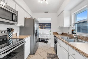 Frigorífico, microondas, horno y placa de cocina