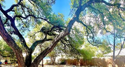 Charming 3-bedroom in Canyon Lake with Fire Pit , BBQ, WiFi and AC