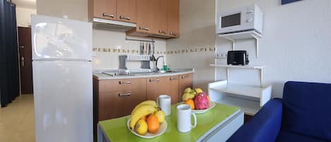 Kühlschrank, Mikrowelle, Toaster, Gewürze