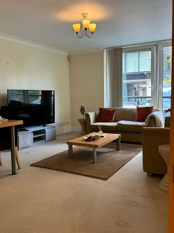 Smart TV - Modern Retreat in Canary Wharf : With Marina Views (London)