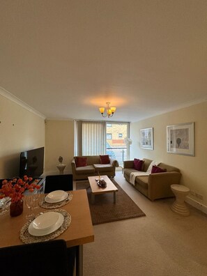 Smart TV - Modern Retreat in Canary Wharf : With Marina Views (London)