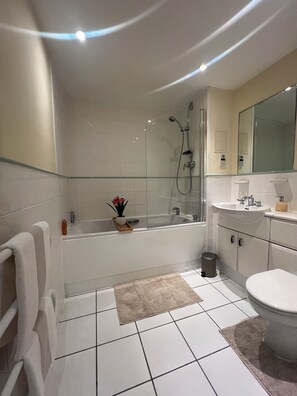 Hair dryer, towels, soap, shampoo - Modern Retreat in Canary Wharf : With Marina Views (London)