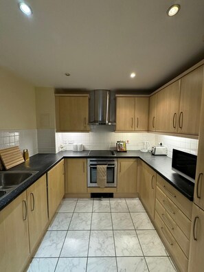 Fridge, microwave, oven, stovetop - Modern Retreat in Canary Wharf : With Marina Views (London)
