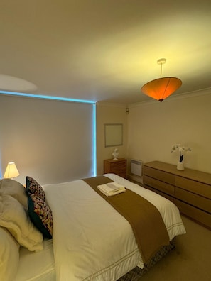 1 bedroom, in-room safe, iron/ironing board, WiFi - Modern Retreat in Canary Wharf : With Marina Views (London)