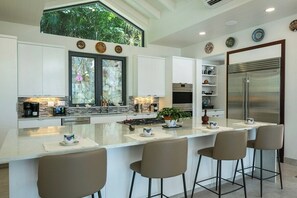 ثلاجة، ميكروويف، فرن، موقد طهي مسطح