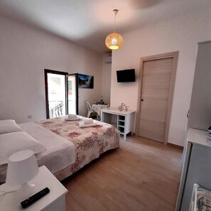 Habitació doble o amb dos llits individuals, vistes parcials al mar | Wifi gratuïta 