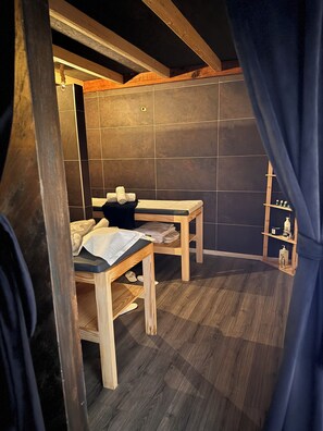 Couples treatment rooms, body treatments, deep-tissue massages