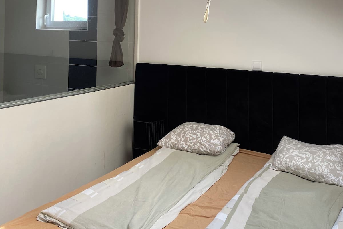 เบสิกอพาร์ทเมนท์ | 1 ห้องนอน, โต๊ะทำงาน, พื้นที่ทำงานแบบใช้แล็ปท็อป, ห้องเก็บเสียง