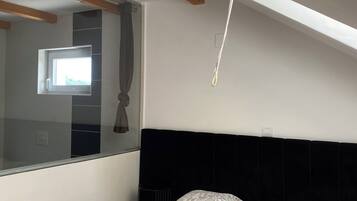 1 غرفة نوم ومكتب ومساحة عمل للكمبيوتر المحمول وتجهيزات عازلة للصوت