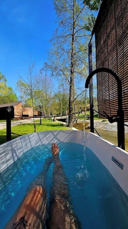 Bungalow Deluxe, vistas al complejo turístico | Terraza o patio. Glamping Resort Halicanum