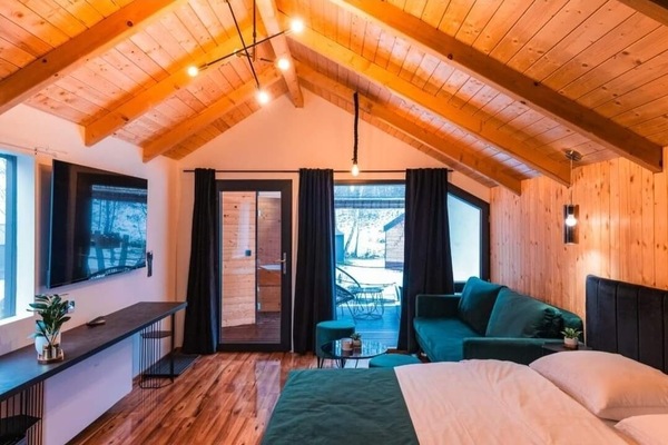 1 bedroom, desk, laptop workspace, soundproofing