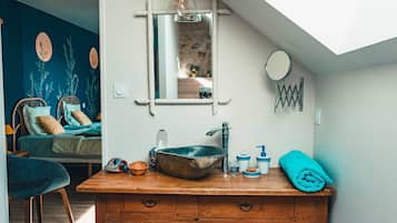 Comfort Twin Room, Park View | Bathroom | Hair dryer, towels, soap, shampoo