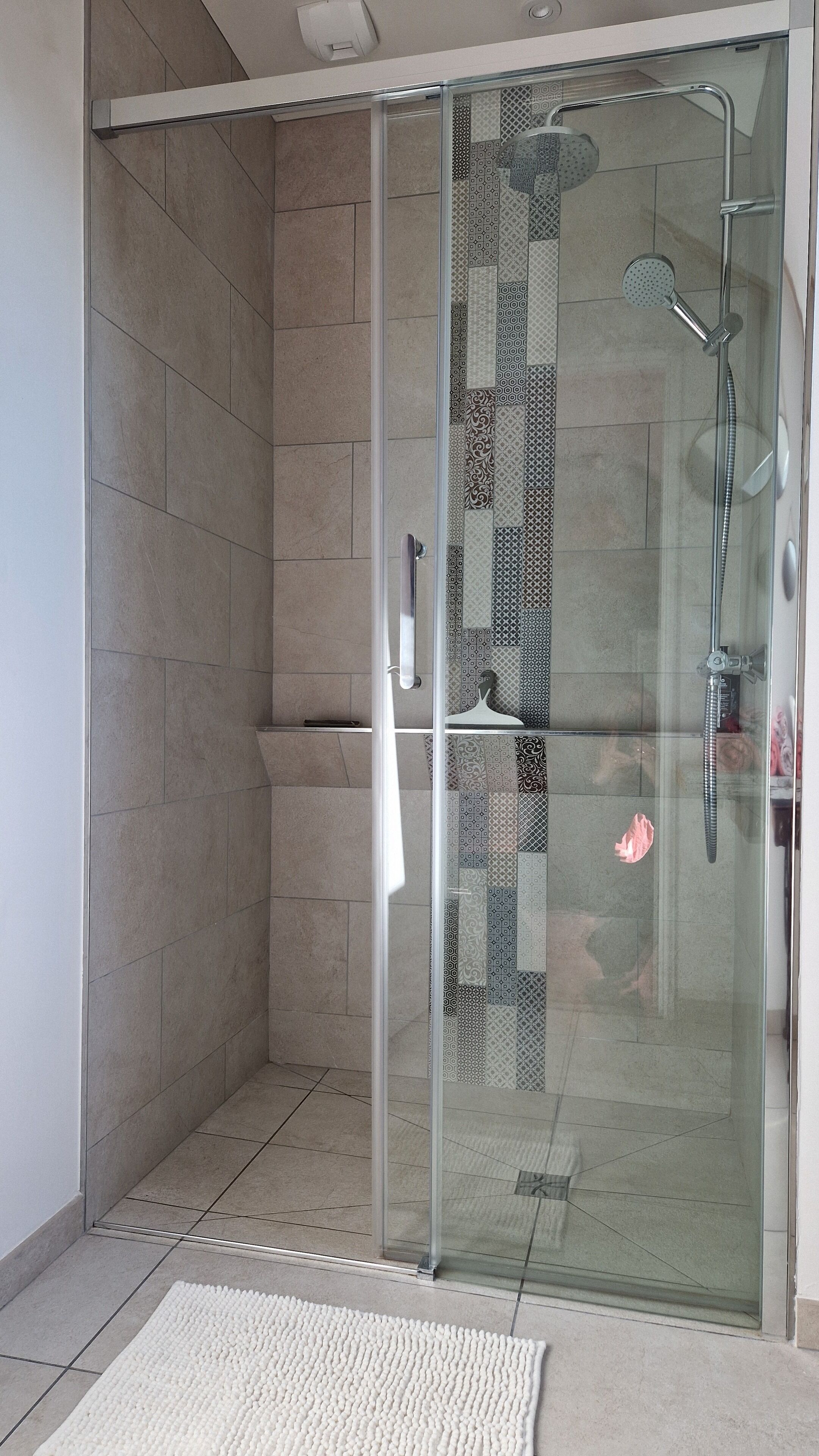 Comfort tweepersoonskamer, uitzicht op park | Badkamer | Een haardroger, handdoeken, zeep, shampoo