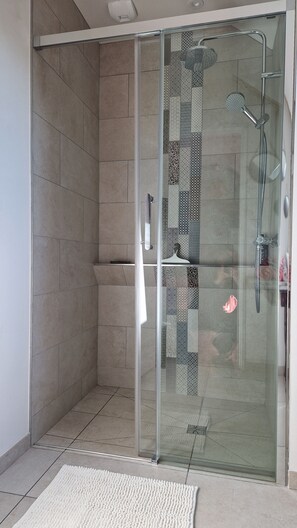 Hair dryer, towels, soap, shampoo - Les jardins de Nanine (Lapleau)