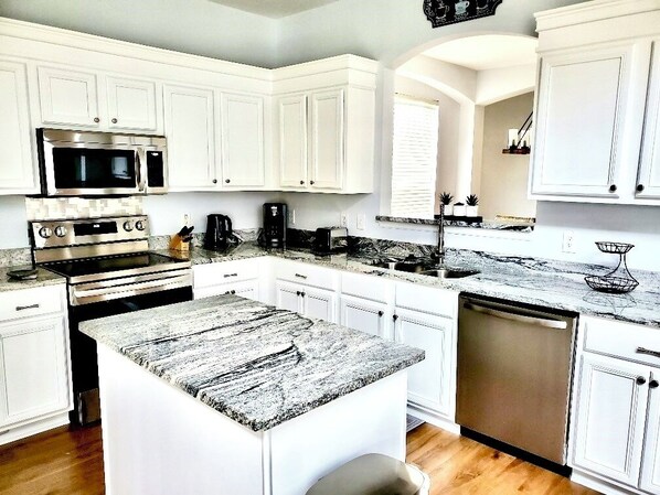 Fridge, microwave, oven, stovetop - Ref 94. Stunning Villa with pool. Solana Resort near Disney (Davenport)