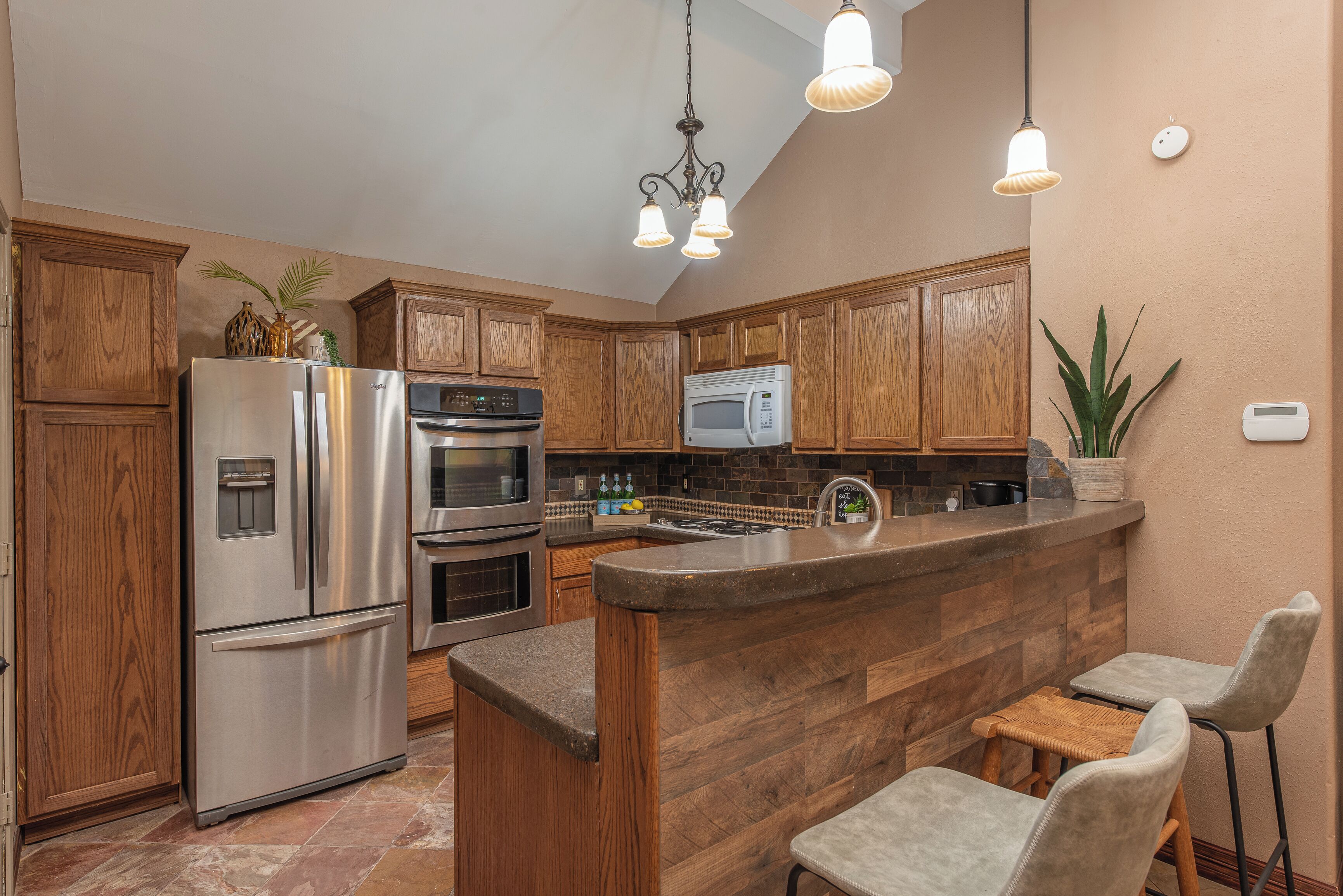 Jääkaappi, mikroaaltouuni, uuni, liesi