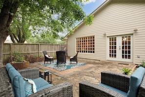 Terrace/patio - Contemporary Comfort with Quick WiFi and a Gorgeous Backyard (Katy)