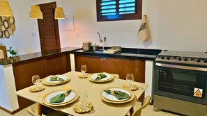 Fridge, microwave, oven, stovetop - Charming 2-bedroom house with WiFi, AC in Aracati (Aracati)