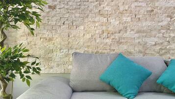 Departamento Deluxe, vista al jardín | Área de sala de estar | Smart TV de 43 pulgadas con canales digitales y Netflix