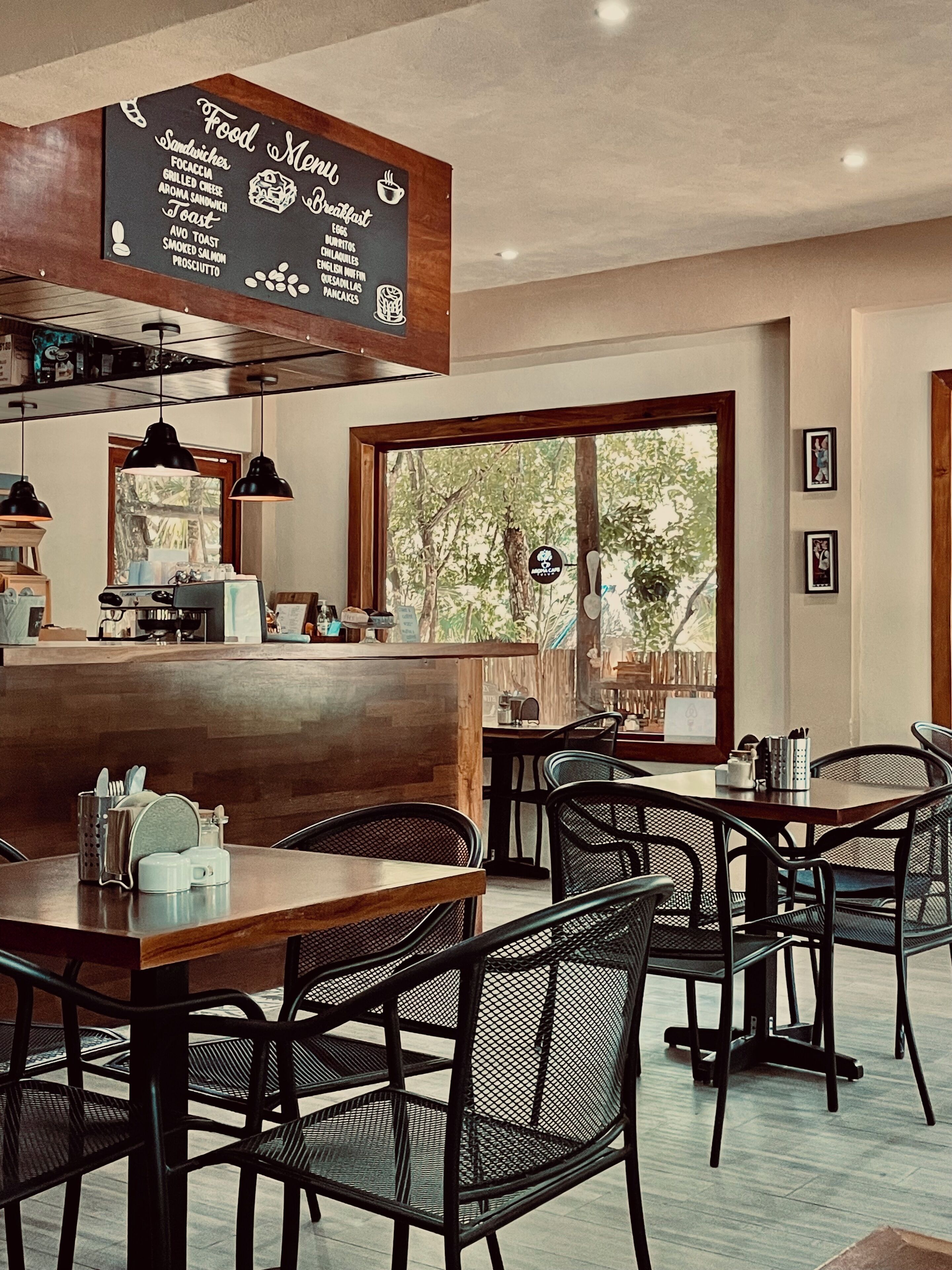 2 restaurants, breakfast served