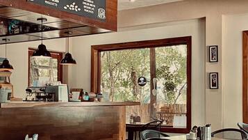 2 restaurants, breakfast served