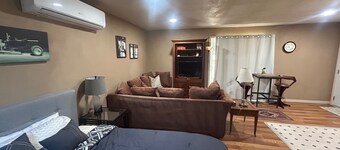 Cozy Casita: Centrally Located + Dog Friendly + Views!