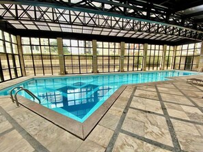 Inomhuspool med öppettider 09.00 till 22.00, och solstolar