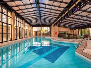 Piscine couverte, accès possible de 09 h 00 à 22 h 00, chaises longues