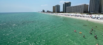 Charming 3-bedroom house with WiFi and AC a short drive from the beach!