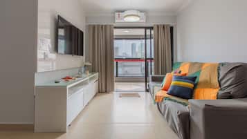 Tv, bordsfotboll och ett bordtennisbord